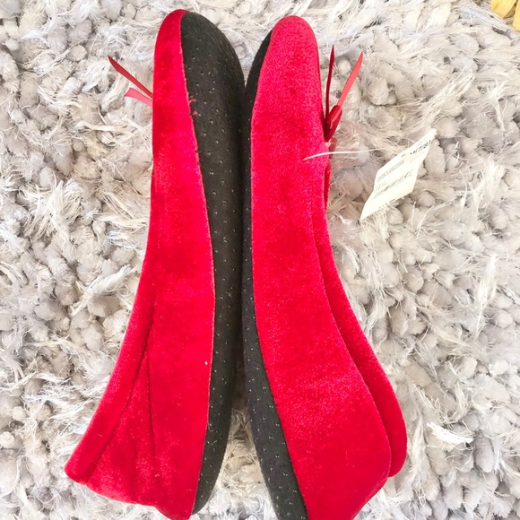 New with tag Ruby Red Slippers with A gem and bow. Soft slip one.make great gift - Picture 5 of 7